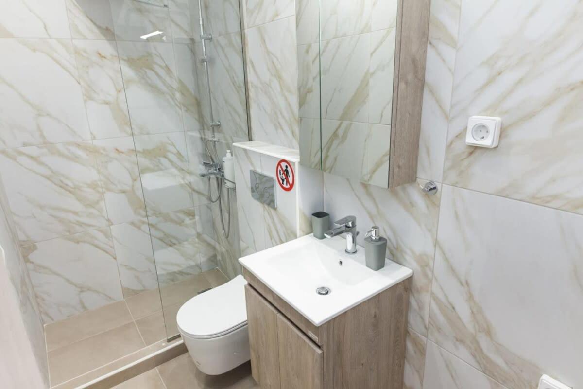 Ferienwohnung Brand New Urban Getaway Next To Megaro Mousikis Athen Exterior foto