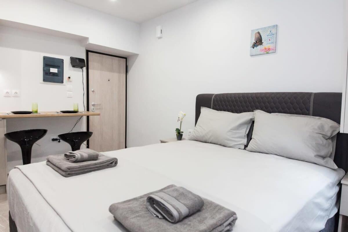 Ferienwohnung Brand New Urban Getaway Next To Megaro Mousikis Athen Exterior foto
