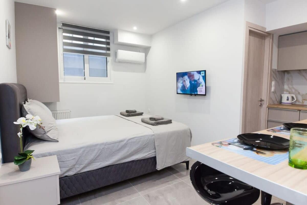 Ferienwohnung Brand New Urban Getaway Next To Megaro Mousikis Athen Exterior foto